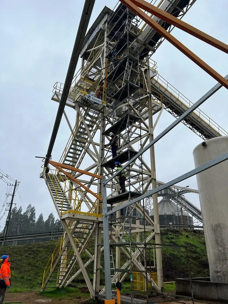 Trabajo en altura en estructura industrial
