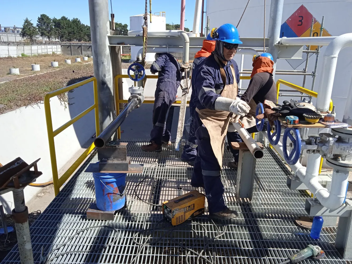 Trabajo mecánico en plataforma de planta